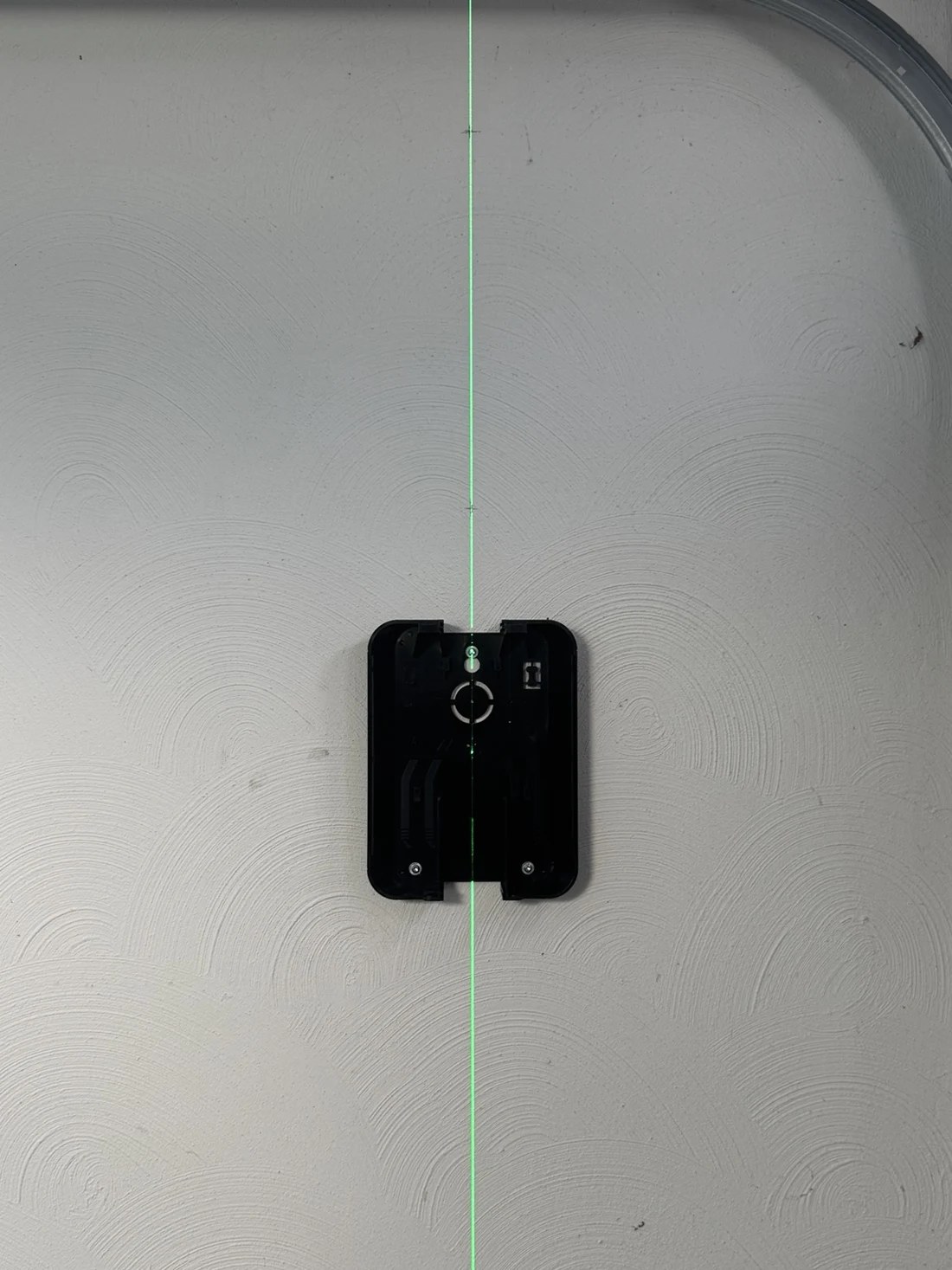Alignement au laser du support d’une borne de recharge pendant son installation